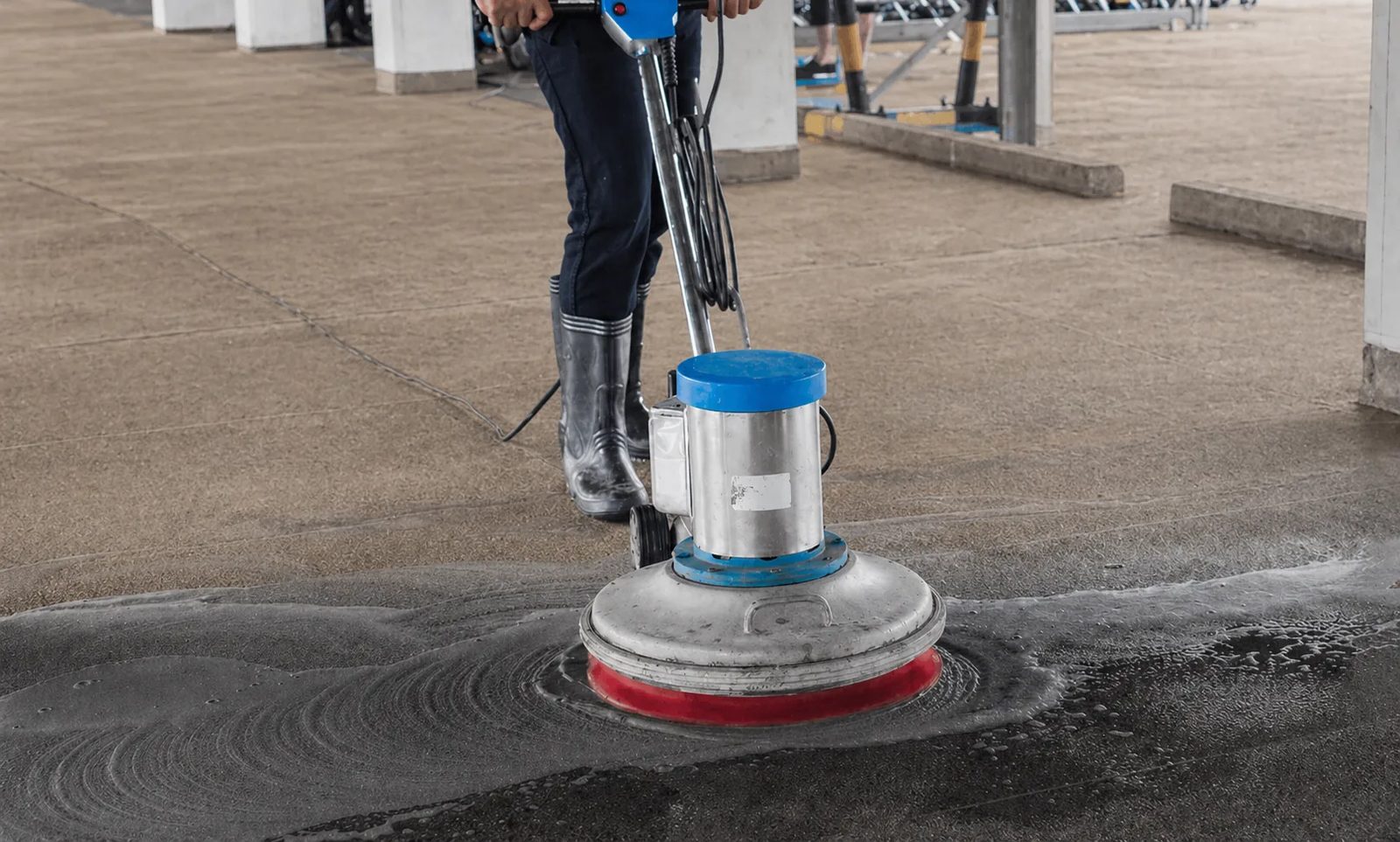 CHAMELIS Infiltrationsschritt: Dispersion wird auf den Naturstein aufgebracht